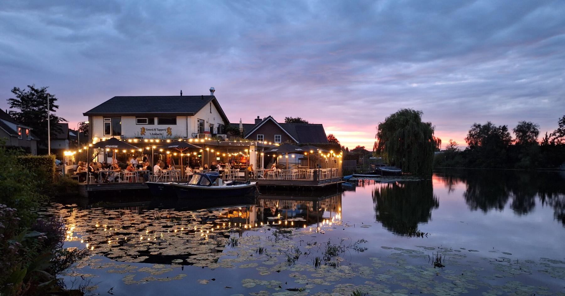 't Ambacht aan het Waaltje in de avond, met lichtjes op het terras