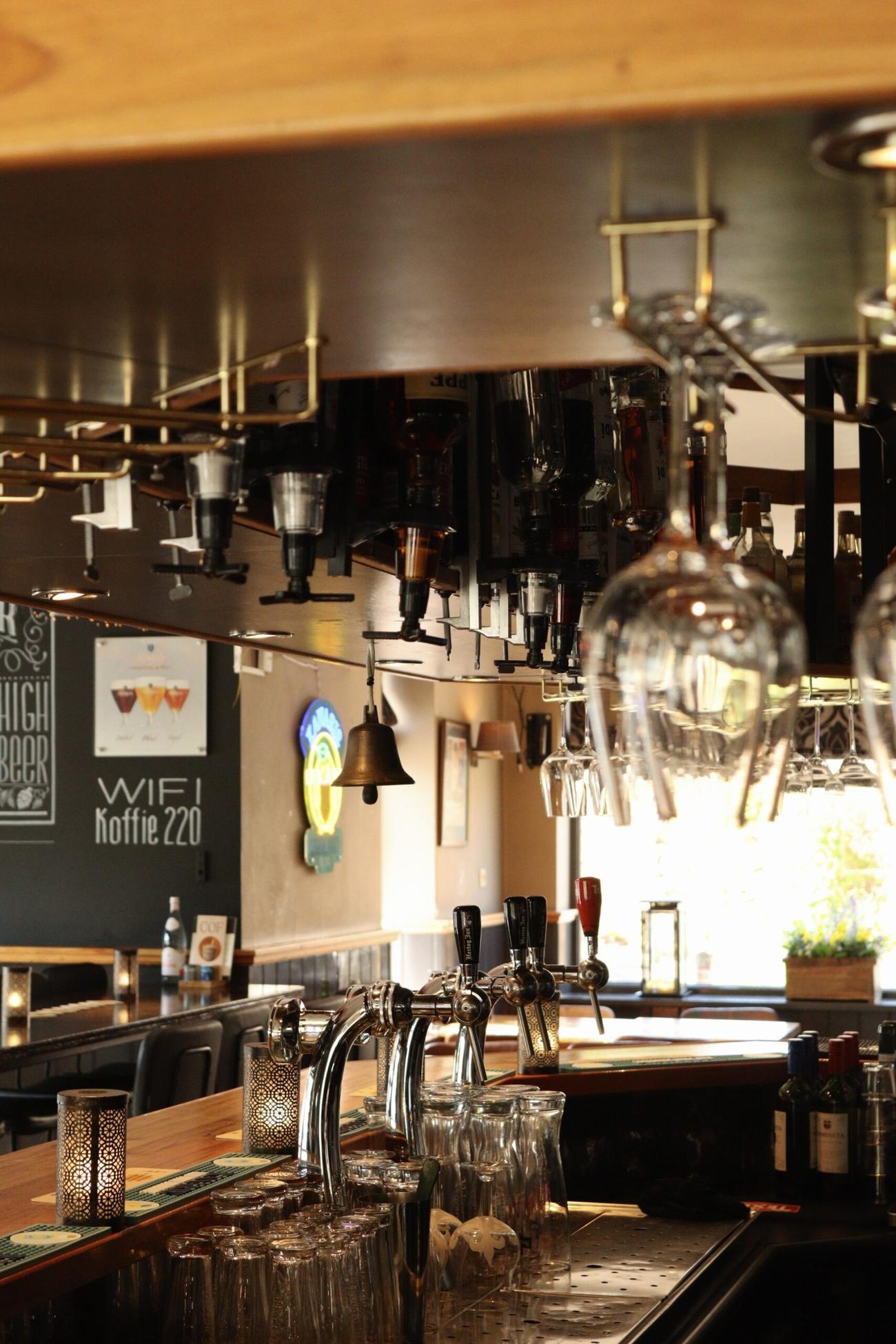 De bar van 't Ambacht in avondlicht