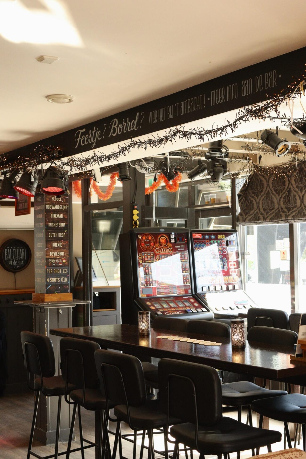De bar van 't Ambacht, klaar voor de borrel