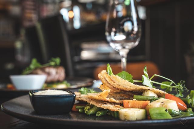 Gerecht met een glas wijn