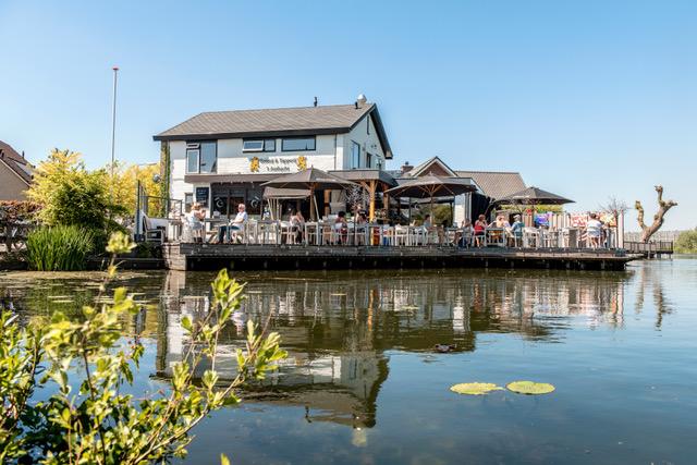 't Ambacht aan het Waaltje overdag, met vol terras