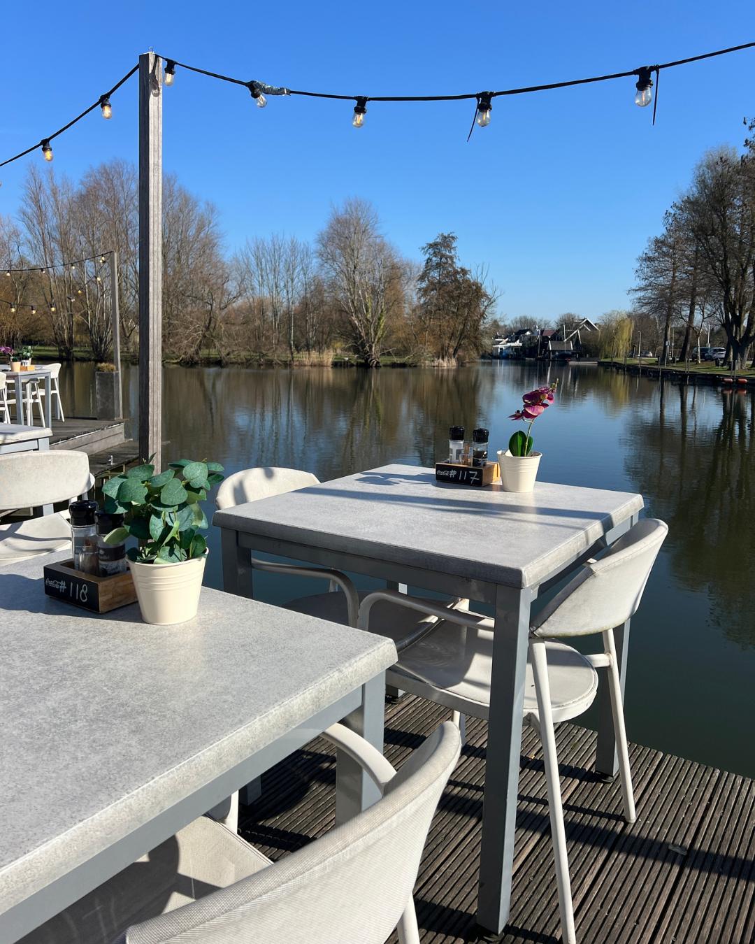 Het terras aan het water